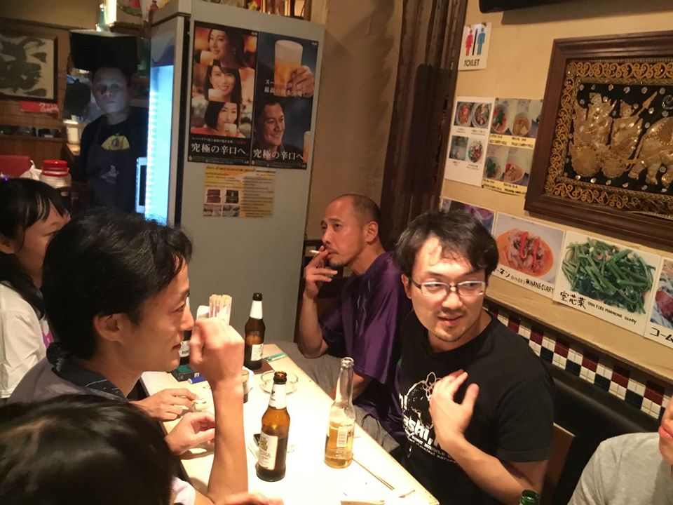 打ち上げ会場だったタイ料理屋にて。小濱が熱く語っている