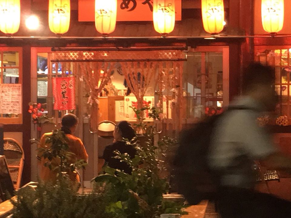 記録チームが激写した鶴坂と寺越の姿。夜の伊勢佐木町商店街に響く二人の笑い声