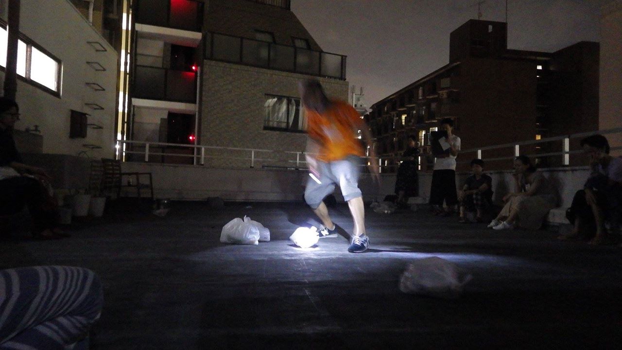 公開シェアでのワンシーン。どこを照らしてもいいというルールのもとで使われた照明（懐中電灯）