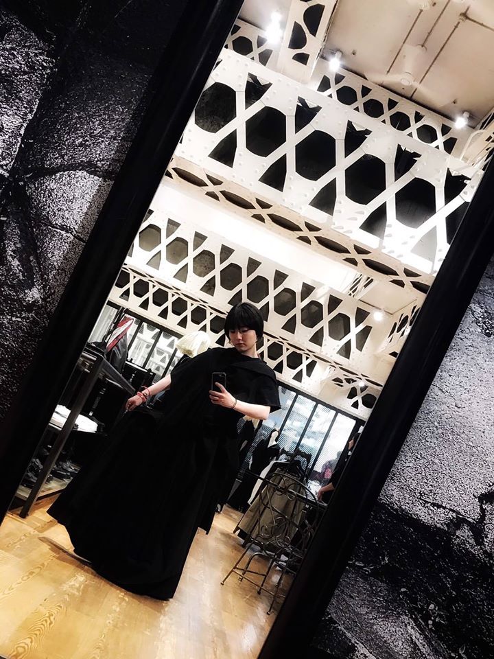 Yohji Yamamotoで試着する小林さん